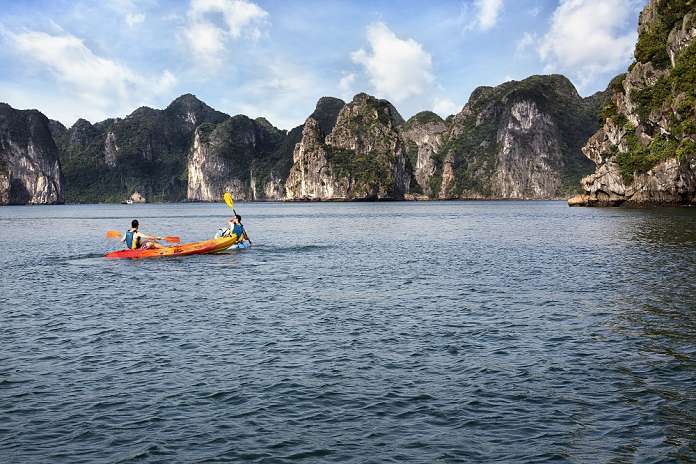 Chèo thuyền kayak trên biển Hạ Long