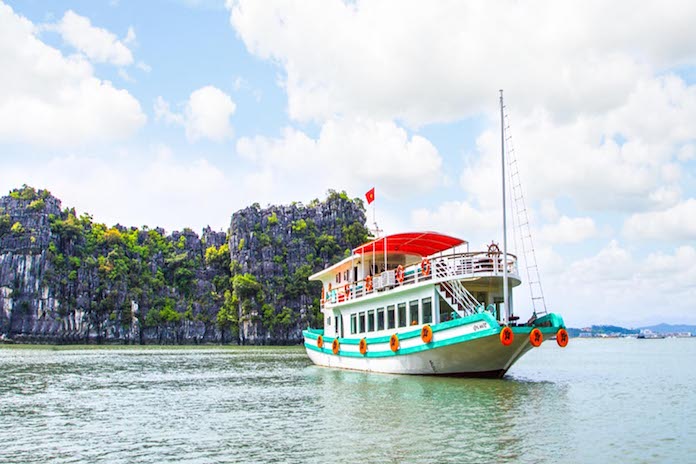 Du thuyền ngày Hạ Long