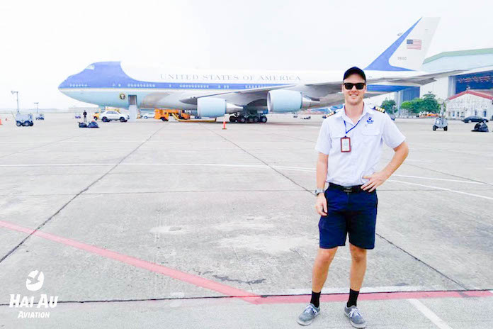 Cơ trưởng của Hàng không Hải Âu bên cạnh chiếc Air Force One