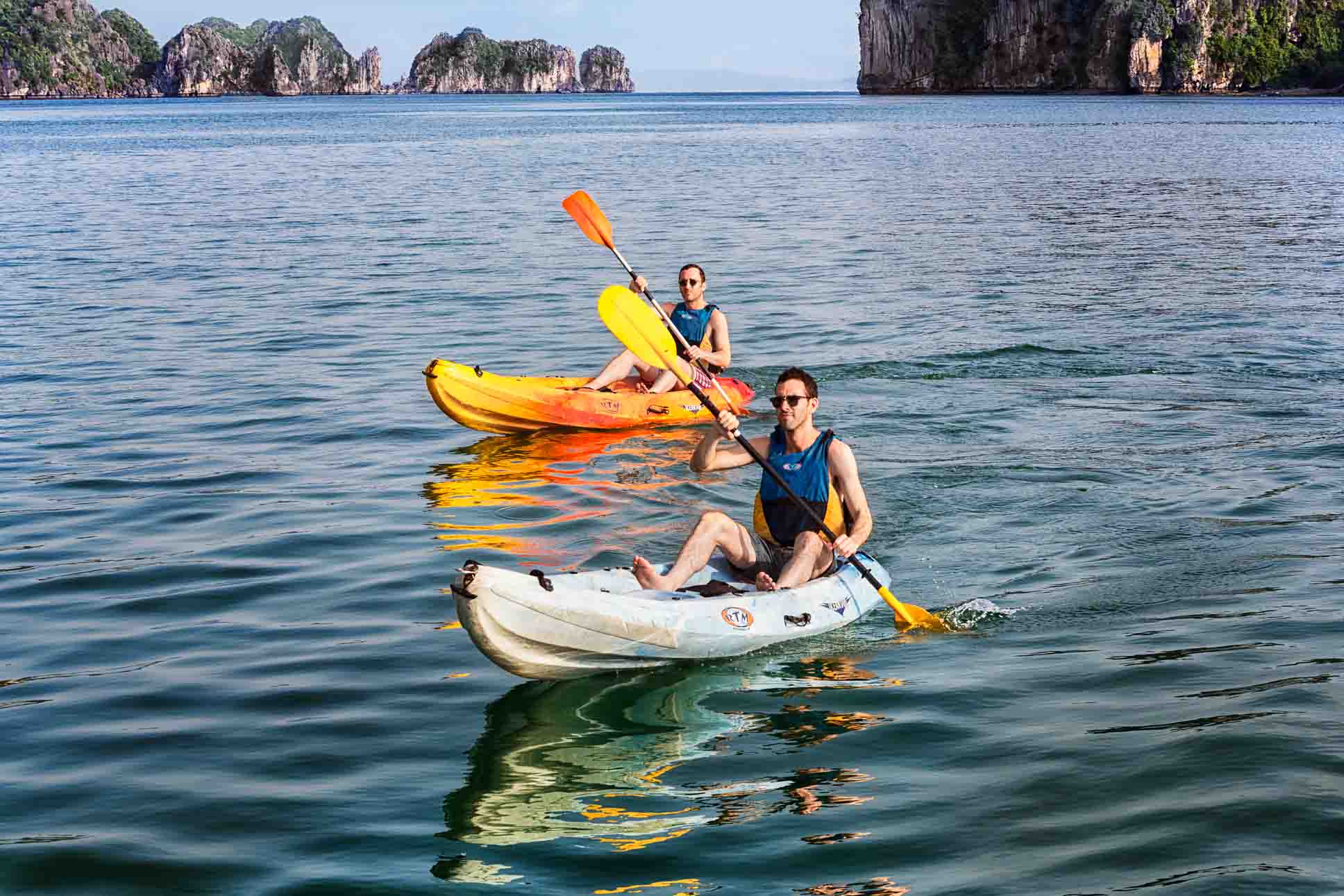 Chèo Kayak là hoạt động thú vị bạn nên trải nghiệm khi đến Vịnh Hạ Long ( nguồn ảnh : sưu tầm )