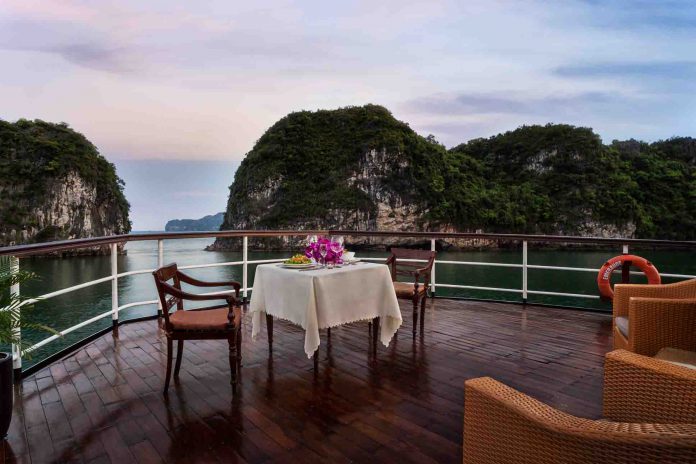 dinner on Halong Bay Cruise